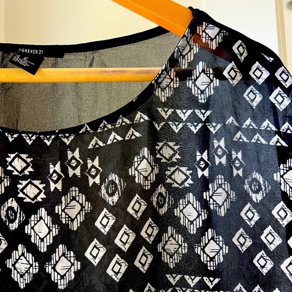 Sheer patterned top - Picture 2 of 2